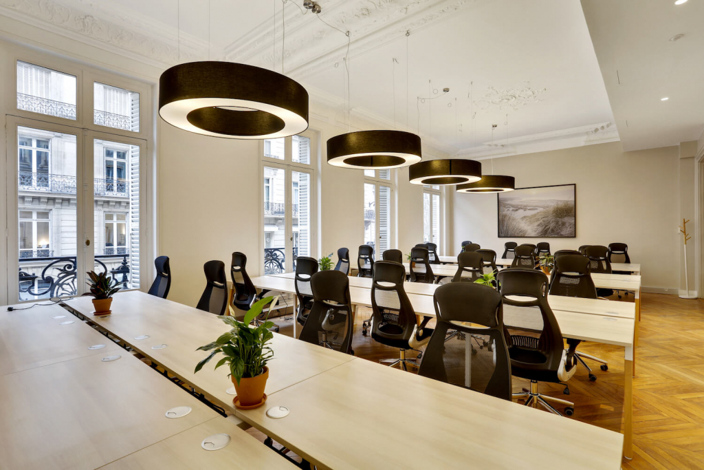 grand open space avec luminaires suspendus et circulaires