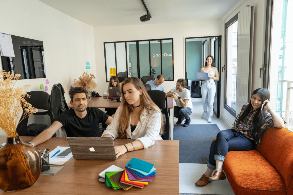 Collaborateurs en train de travailler dans un openspace.